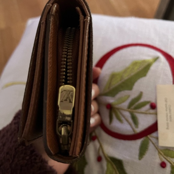 LUIS VUITTON
Compact Wallet - Picture 7 of 11